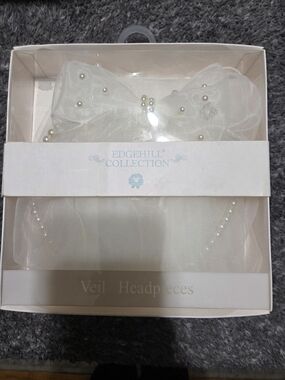 Edgehill Collection White Pearl Bow Veil Headpiece